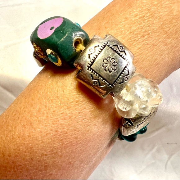 Spring and Summer handmade Silver tone w Green floral Beads stretchable Bracelet - Picture 6 of 8